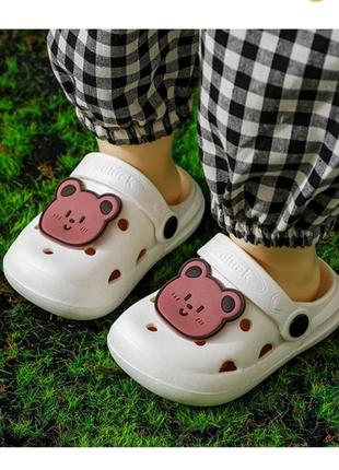 Классные кроксы для детей с мишкой.