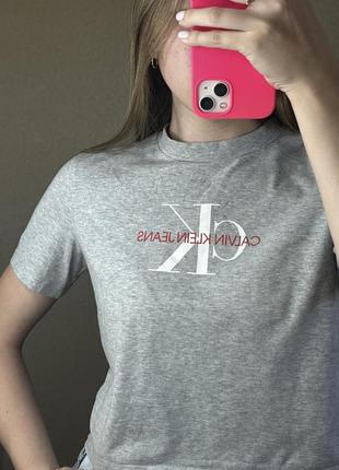 Укороченная футболка calvin klein