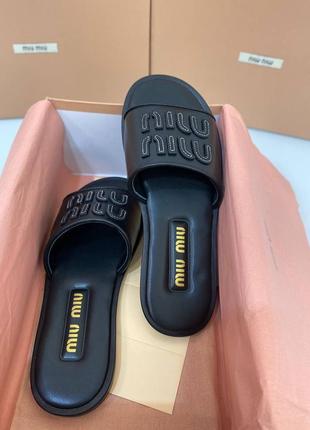 Шкіряні шльопки в стилі miu miu