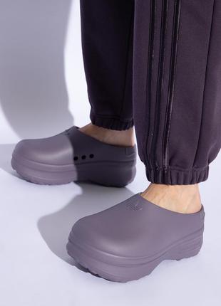 Шлепанцы клоги adidas adifom stan mule фиолетовые серые на платформе birkenstock ugg hunter crocs