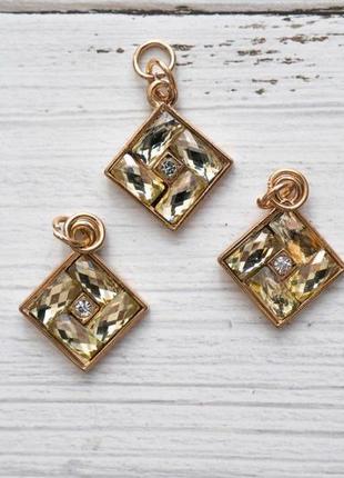 Підвіс ромб зі стразами метал золото