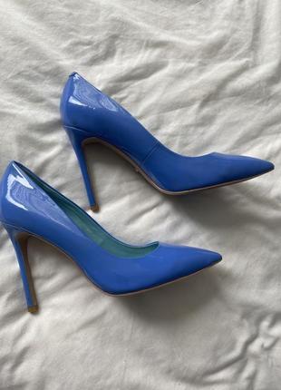 Лакированные туфли-лодочки miamay голубого цвета