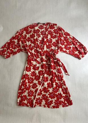 Zara сукня на запах біла з червоними квітами плаття зара в квітковий принт міні коротка з рукавом фонарико з вирізом трендова стильна модна базова