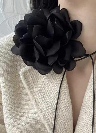 Чокер шнурок ожерельный черный с большим цветком1 фото