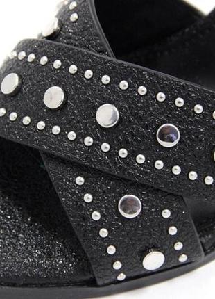 Черные босоножки на каблуке с металлической отделкой6 фото