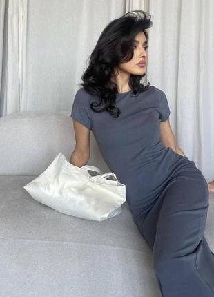 Неймовірна сукня з віскози по фігурі довга з коротким рукавом