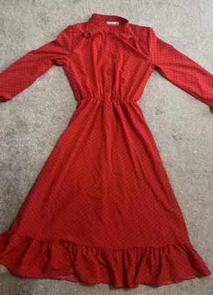 Яскрава сукня в горошок