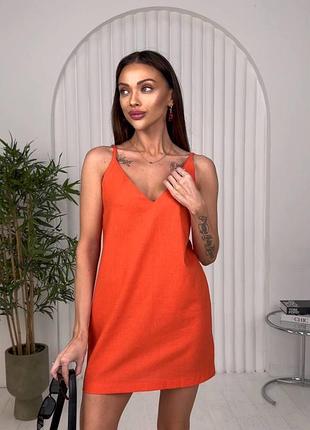 Льняное мини платье в морковном цвете с v-вырезом на бретелях на лето