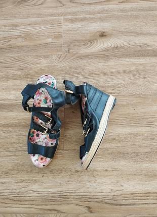 Женские босоножки andre