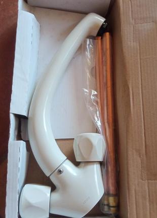 Смеситель белого цвета с латунными трубками