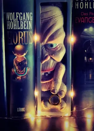 (347) ужаса, подглядывая на книжную полку, монстр, человеческого лица, смоляные...