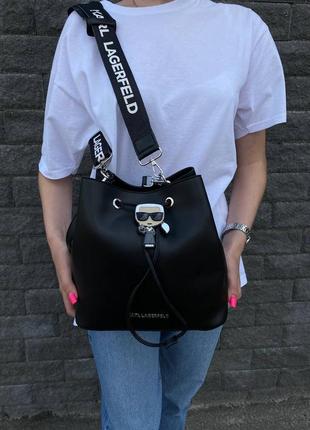 Крутая женская сумка  боченок karl lagerfeld black  в черном цвете карл люксов модель на плече текстильный ремешок
