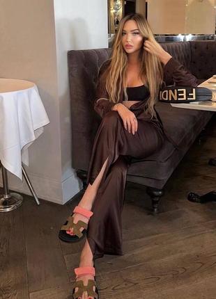 Шелковый костюм в пижамном стиле