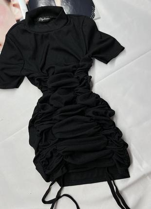 Маленькое черное платье с драпировкой