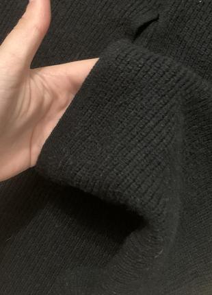 Черное теплое вязаное платье макси с разрезом7 фото