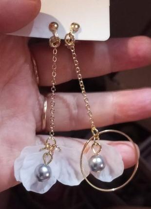 Длинные клипсы (без прокола) серьги сережки металл пр-во корея белые лепестки