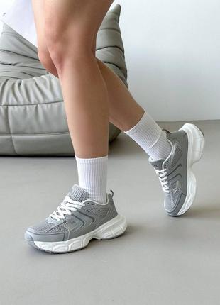 Женские кроссовки