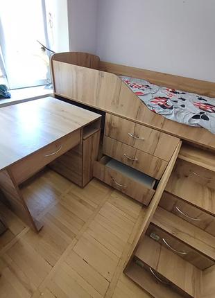 Ліжко зі сходами і столом