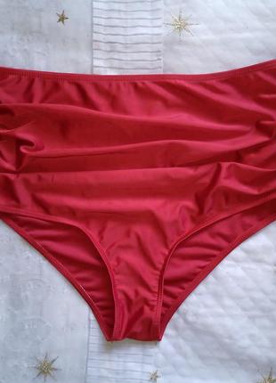 Высокие, красные купальные плавки