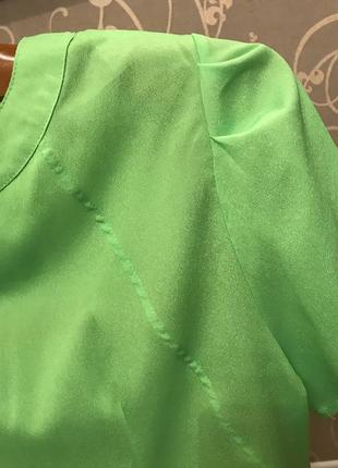 Очень красивая и стильная блузка салатового цвета.3 фото