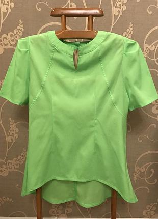 Дуже гарна та стильна блузка салатового кольору.