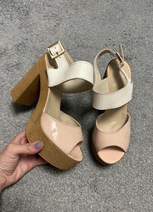 Розовые босоножки на широких каблуках