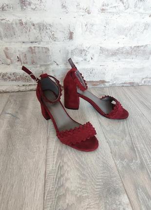 Босоножки на каблуке замшевые