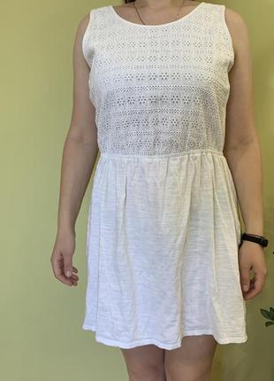 Літня біла сукня