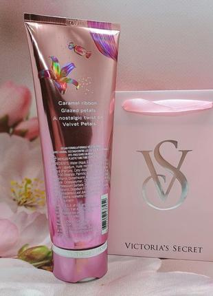 Увлажняющий лосьон для тела и рук velvet petals candied victoria’s secret2 фото