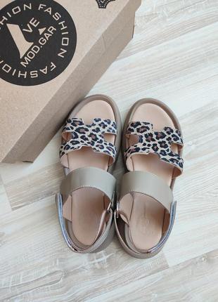Зручні жіночі босоніжки сандалі натуральна шкіра беж + лео.