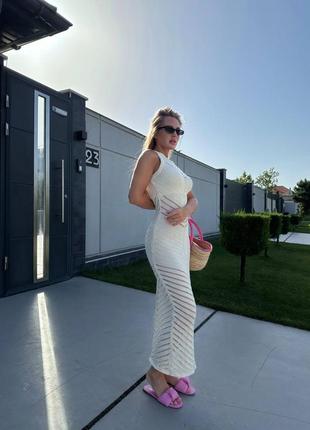 Летнее платье романтичного кроя вязаное