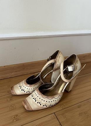 Вінтажні туфлі на підборах