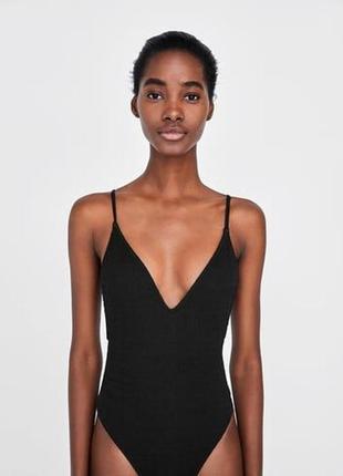 S / стильний суцільний чорний текстурований купальник zara2 фото