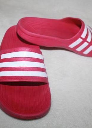 Шльопанці фірми adidas розмір к2 (наш 34-35) по устілці 22,5 см.