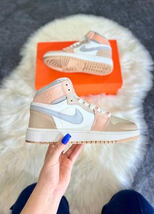 Женские кроссовки nike air jordan 1 retro white beige grey джордан белого с бежевым и серым цветами