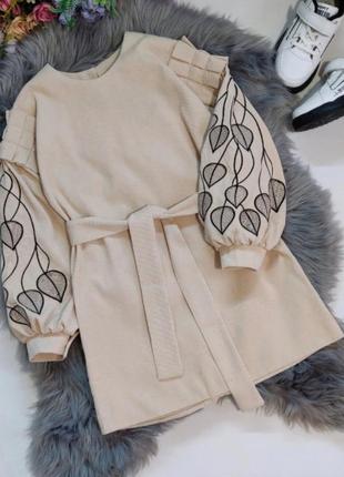 Шикарна сукня з вишивкою на рукавах