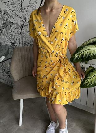 Платье на запах желтое в цветочки3 фото