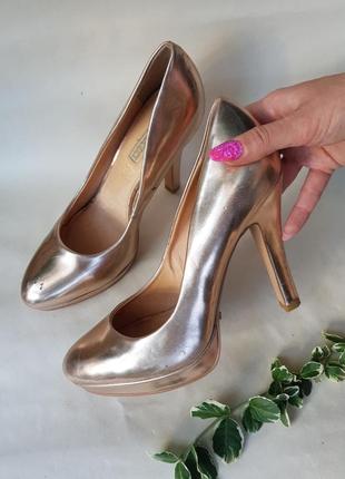 Золоті золотисті сяючі блискучі туфлі buffalo shoes