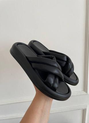 Чорні шльопанці з натуральної шкіри на чорній підошві