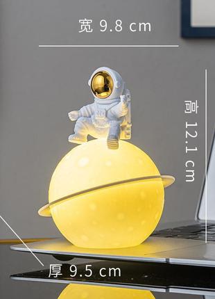 Нічник світильник "космонавт на планеті"