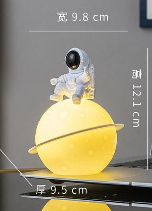 Нічник світильник "космонавт на планеті"