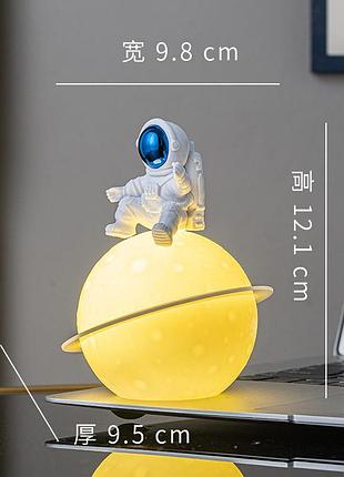 Нічник світильник "космонавт на планеті"