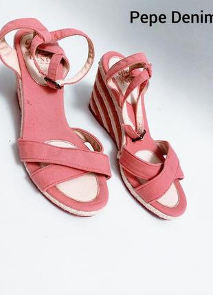 Жіночі коралові босоніжки на танкетці із застібкою від бренду pepe denim