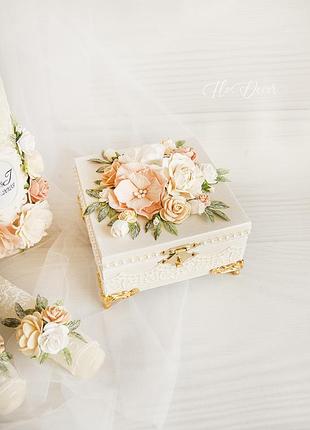 Шкатулочка для свадебных обручек с персиковыми цветами и персонализацией