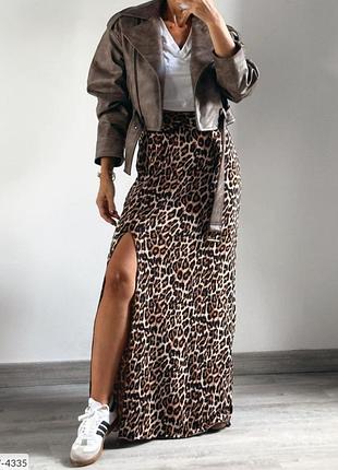 Служниця в леопардовому принті