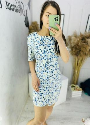 Приталена сукня в квітковому принті