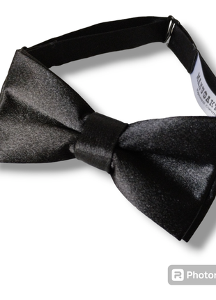 Элегантный черный галстук бабочка. бабочка.