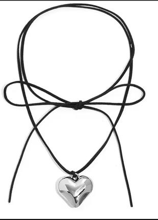 Прикраса на шию з серцем на шнурці