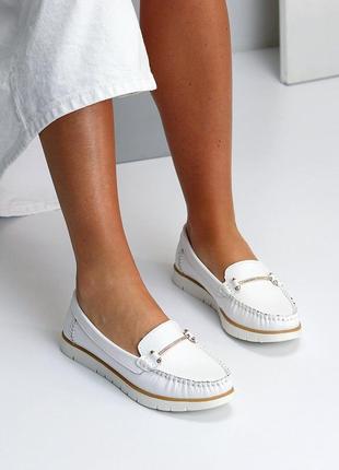 Качественные натуральные кожаные мокасины женские, светло белые, минимальные декор...