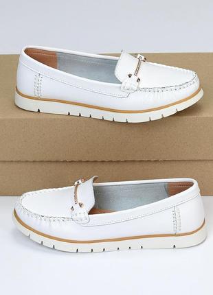 Качественные натуральные кожаные мокасины женские, светло белые, минимальные декор...